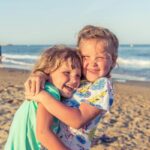 come proteggere i bambini dal sole in spiaggia