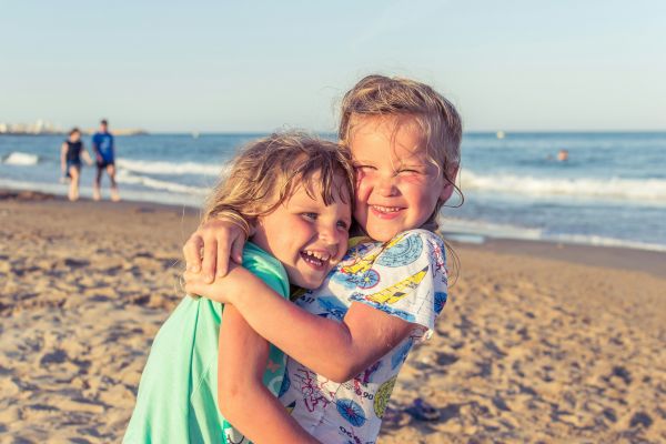 come proteggere i bambini dal sole in spiaggia