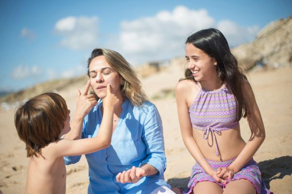 mettersi la crema solare in spiaggia è importante