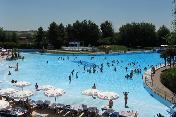 piscina dell'aquafan di riccione in estate